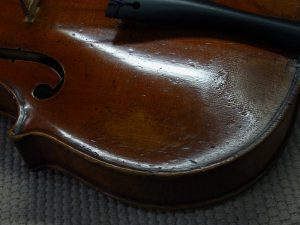G.B.ガダニーニ、バイオリンの表板左下のふくらみ