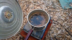 お鍋の中で熱せられているオイルニスの樹脂