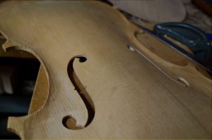 製作中のベロジオのコピービオラ表板のf孔を削っているところ