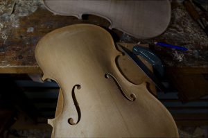 製作中のベロジオのコピービオラ表板のf孔