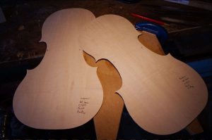 薄い合板から作った2つのテンプレート