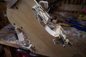 ストラディヴァリのビオラを製作中にｃバウツの横板を内型に取り付けている